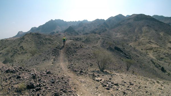 Traily v Hatta MTB Trail Centre příliš stínu nanabízí...