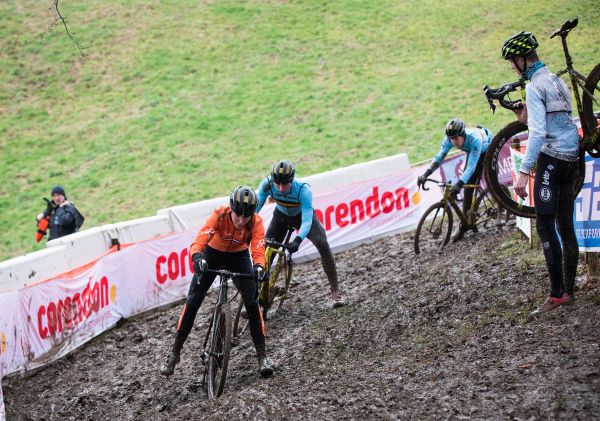 Odkloněné zatáčky byly pro mnohé oříškem