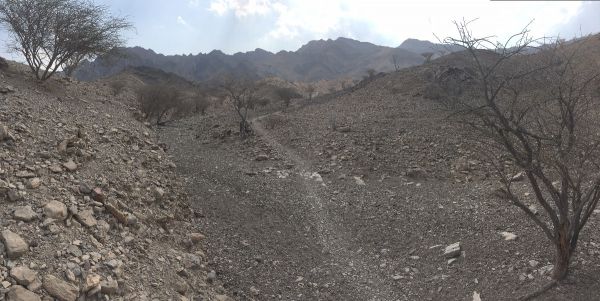 Traily v Hattě vedou často vyschlámi korytami potoků a říček...