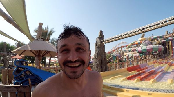 Upustit si adrenalinu můžete také v nepřeberném množství aquaparků. My vyzkoušeli Yas