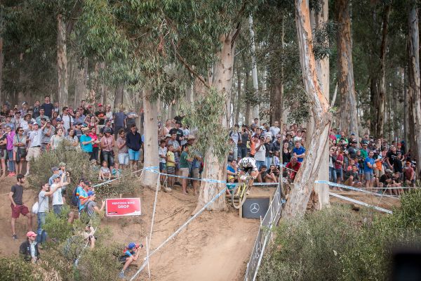 Nino na žádném ze skoků neudrží řídítka rovně :-)