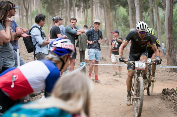 Julien Absalon hnán svou přítelkyní Pavlínkou