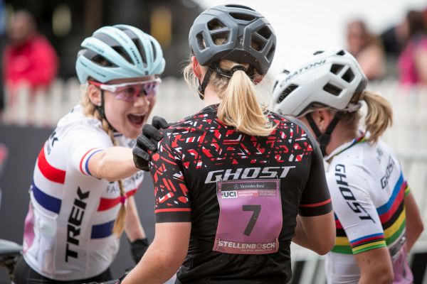 I Evie Richards zlato své soupeřce přála...