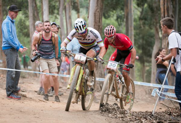 To byl souboj! Nino Schurter vs. Sam Gaze