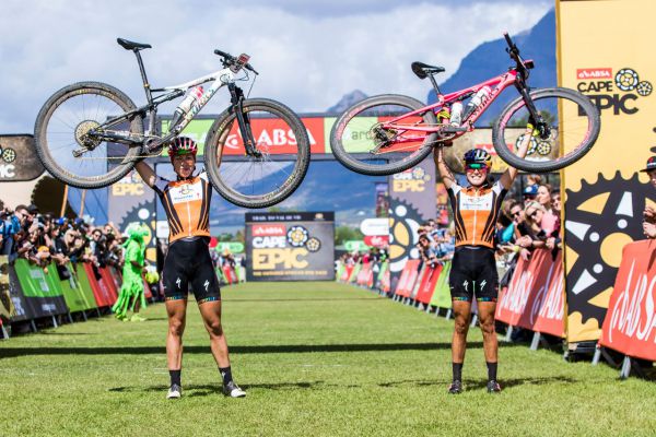 Specialized draží Epicy Kulhavého a Langvad