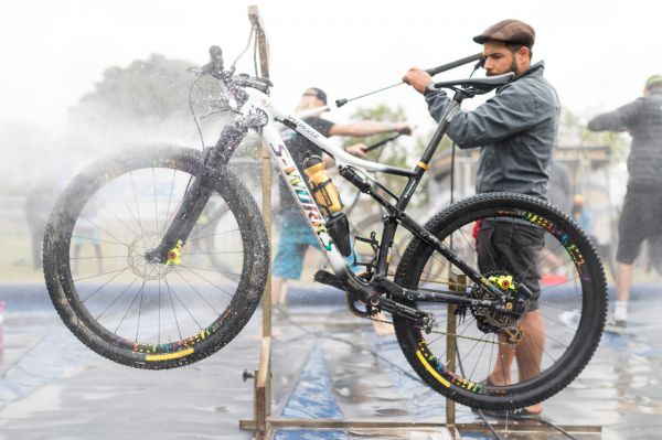 Specialized draží Epicy Kulhavého a Langvad