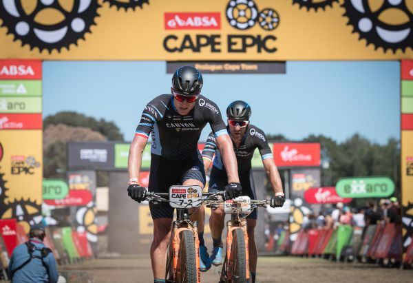 Kristián Hynek a Alban Lakata v cíli prologu