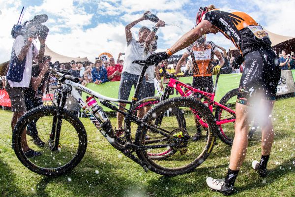 Specialized draží Epicy Kulhavého a Langvad