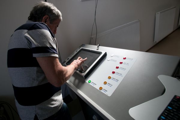 Jaroslav Kulhavý na trenažeru v biathlonovém centru