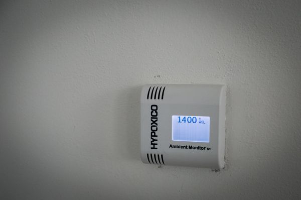 Jaroslav Kulhavý na trenažeru v biathlonovém centru