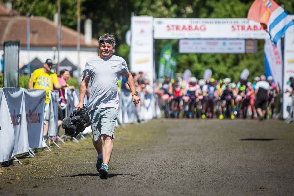 Utíkej Čerte, utíkej... Kameraman ČT udělá pro dobrý záběr vše!