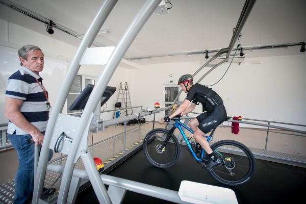 Jaroslav Kulhavý na trenažeru v biathlonovém centru