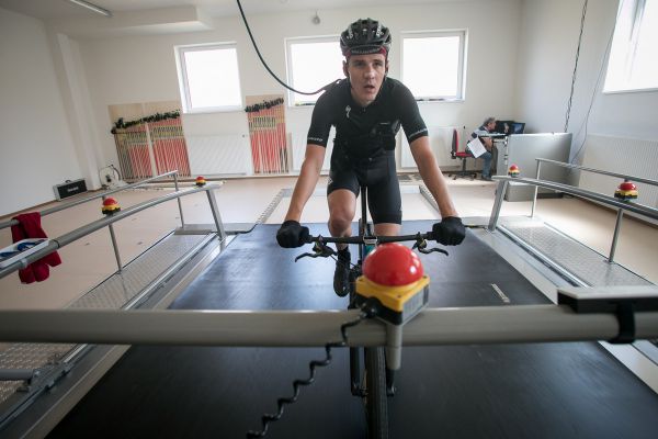 Jaroslav Kulhavý na trenažeru v biathlonovém centru