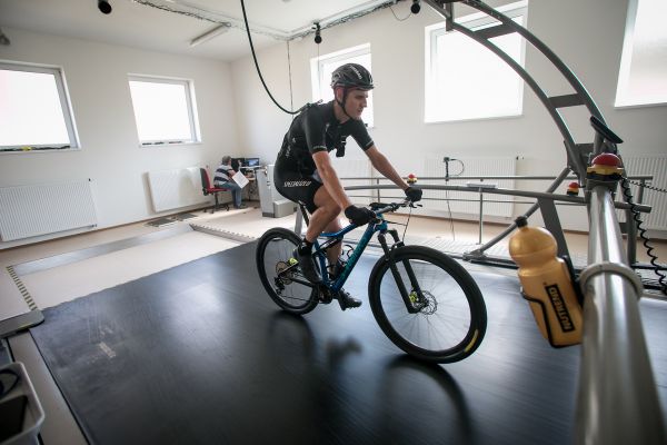 Jaroslav Kulhavý na trenažeru v biathlonovém centru