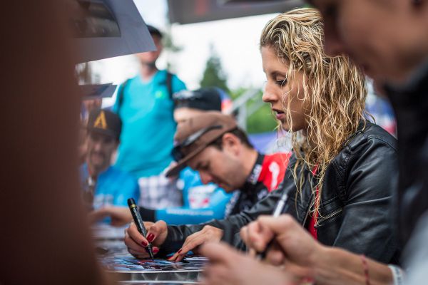 Jolanda Neff se na autogramiádu Mitas ohákla