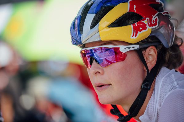 Soustředění z výrazu téměř až stříká - Emily Batty