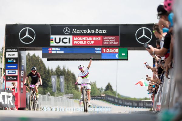 Dámy z Ghostu Malene a Sina si to v cíli pěkně rozdaly...