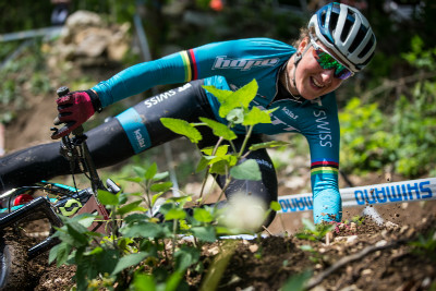 ... i olympijská vítězka si sáhla.