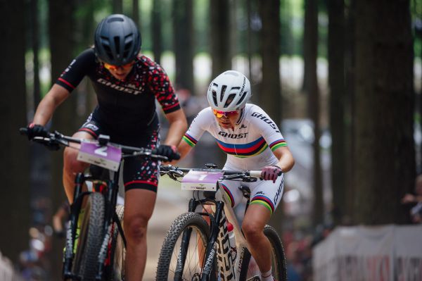 Souboj dvou týmových kolegyň M. Degn a S. Frei