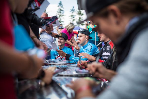 Jan Škarnitzl, Ondra Cink a Carlos Coloma na autorgramiádě Mitas