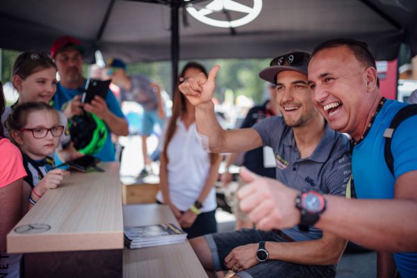 Autogramiáda Mercedes-Benz s Nino Schurterem nebrala konců...