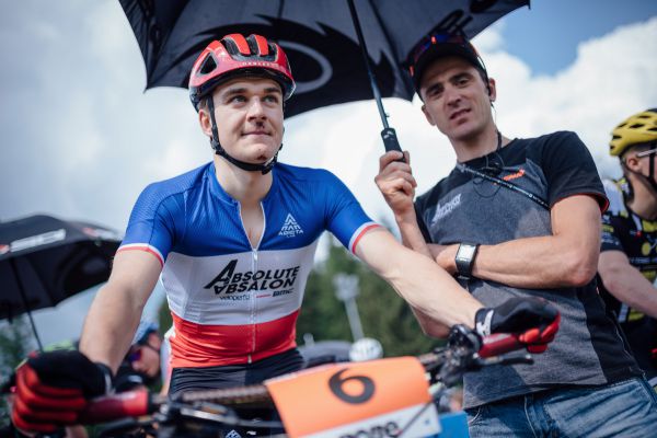 Julien Absalon v roli týmového kouče,