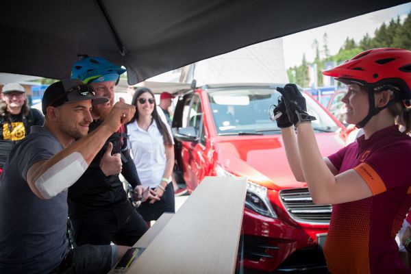 Ninova autogramiáda