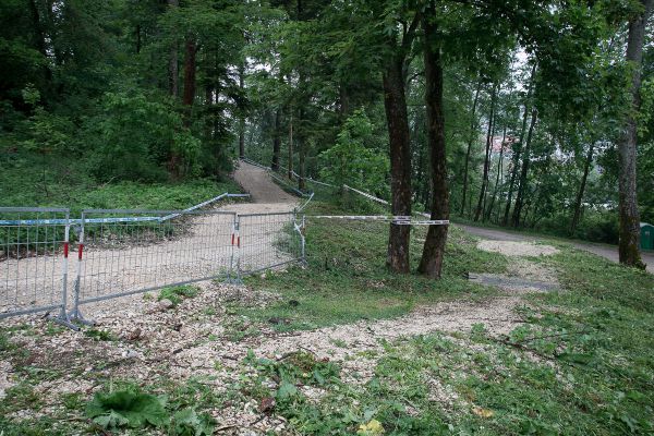 Jeden z nových úseků, širší cesta než patrná původní