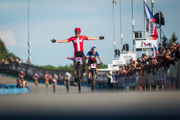 Annika Langvad celý závod ukrytá, ale v cíli první