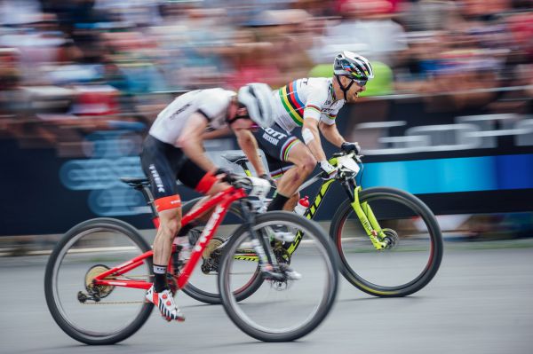 Cílový sprint Nino Schurtera a Antona Coopera