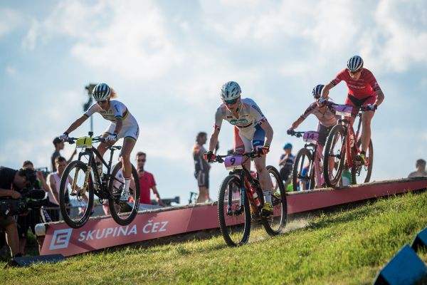 Annie Last (9) kontroluje čelo