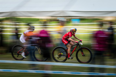 Kate Courtney se poctivě několik kol větrala na špici