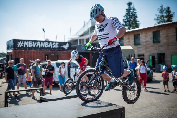 A když se zrovna nezávodilo, bylo stále na co koukat...