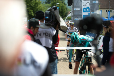 Nezvyklá startovní pozice pro Nino Schurtera