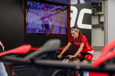 Kate Courtney si nechává na poslední chvíli radit od zkušenějších parťáků