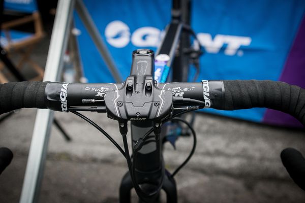 Technické finesy některých gravelů, hydraulický velín na Giantu