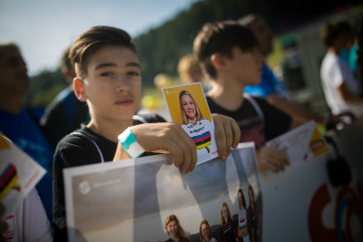 čekání na podpis vítězky závodu do 23 let Siny Frei