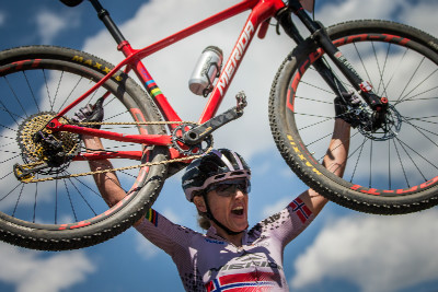 Gunn-Rita Dahle Flesjaa vyhrává závod SP ve 45 letech!