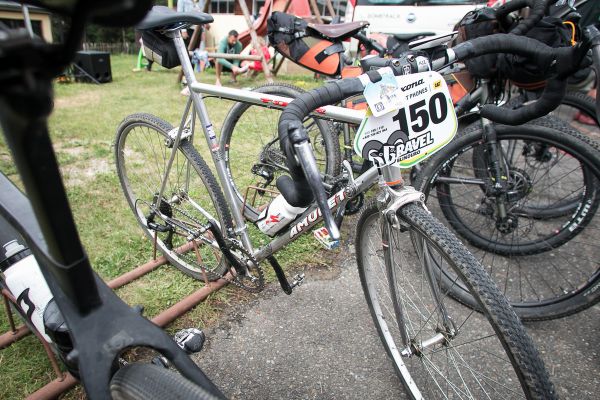 Někdo jen oprášil starší model a nasadil nové řídítka... cíle se ale kolo nedožilo :-)