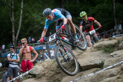 Ondřej Cink se dostává před Honzu Škarnitzla