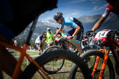 Ondřej Cink letí přes jednoho soupeře za druhým