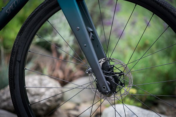 Na karbonové vidlici přípravy na montáž cestovatelských doplňků