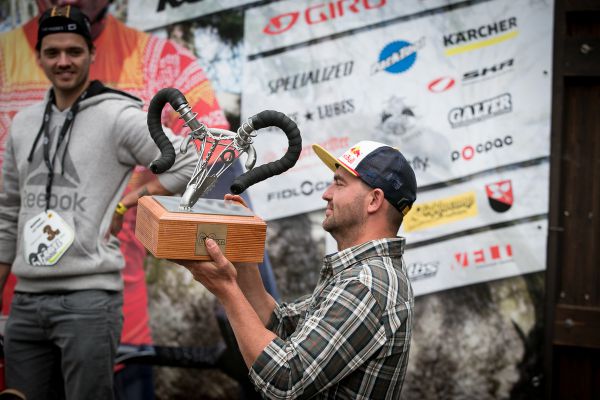 Michal Prokop hrdě přináší cenu pro nejrychlejšího borce
