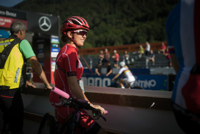 Adélka Šafářová na druhé straně plůtků...