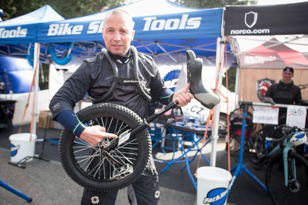 A zase Petr Kuba s jednokolkou od Chrise Holma