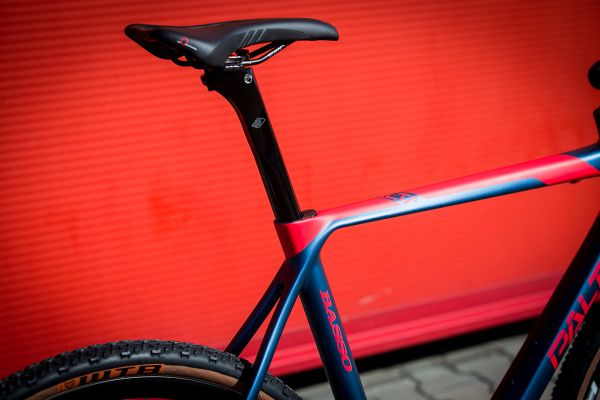 Čisté linie jsou patrné i u uchycení sedlovky