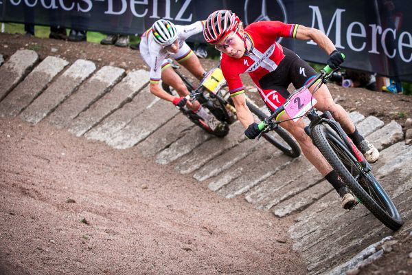 Annika a Jolanda. Kočka a myš.