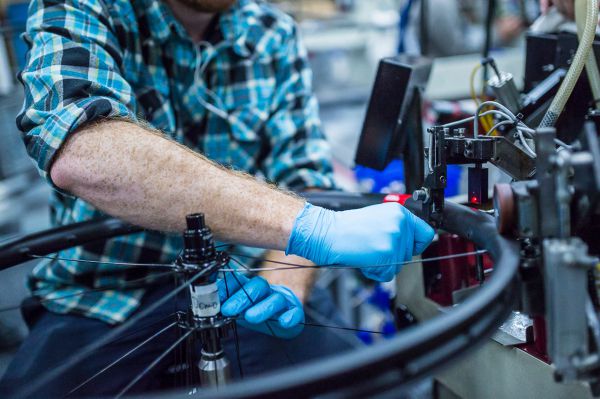 Santa Cruz factory - Spolupráce lidské zručnosti a strojní rychlosti