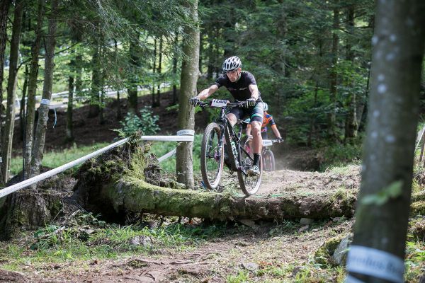 Na trati je množství přírodních prvků zakomponovaných do překážek...