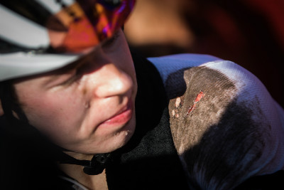 Anton Cooper ztratil závod v posledním kole